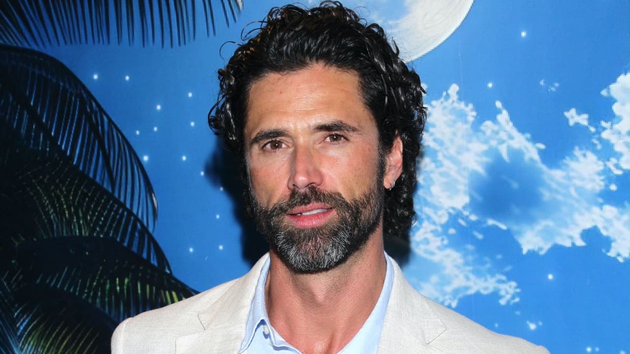 Matías Novoa regresa a España e impacta con tierna foto cargando a su hijo