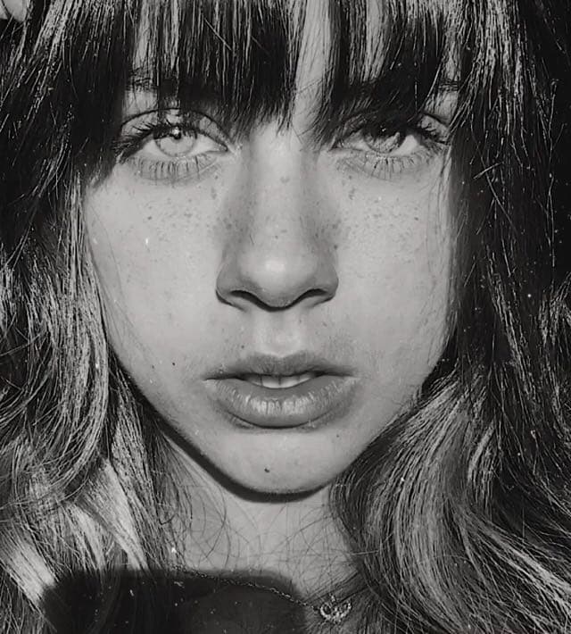Pero una vez finalizadas las grabaciones, Guaita se muestra con estilo diferente. Pues, recientemente, mostró en su cuenta oficil de Instagram, que ahora lleva un flequillo que la hace ver más madura.