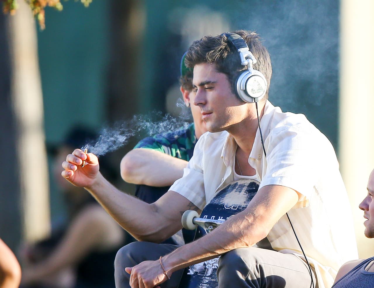 A varios famosos se les ha visto con un cigarro un tanto sospechoso en su contenido, por ejemplo, Zac Efron