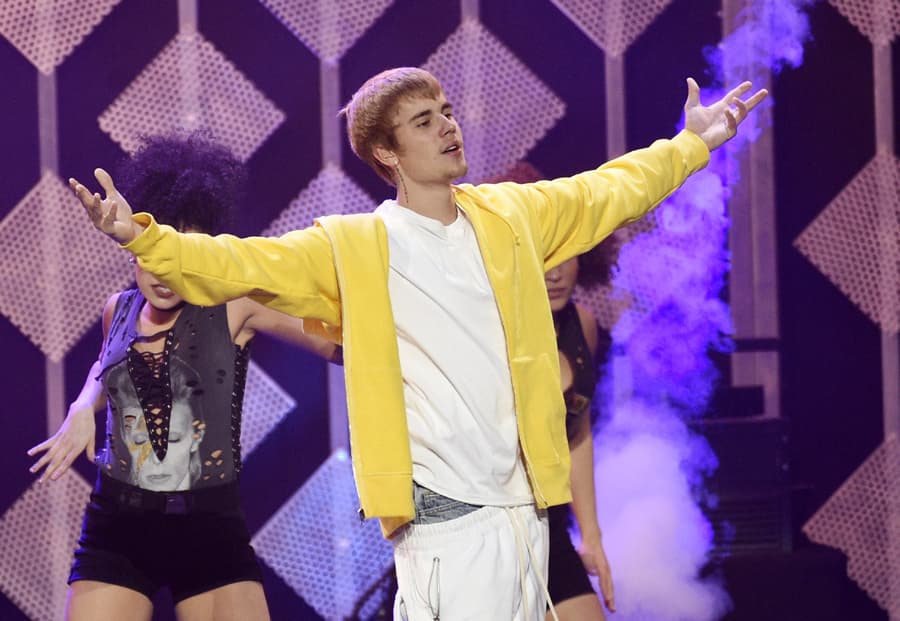 Justin Bieber muestra sus tatuajes mientras lee la Biblia
