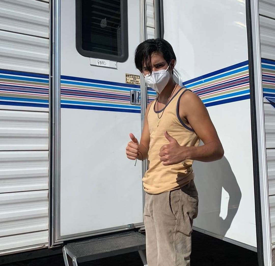 Eduardo protagoniza la película ‘Cry Macho’ al lado de Clint Eastwood en la que interpreta a ‘Rafa’.