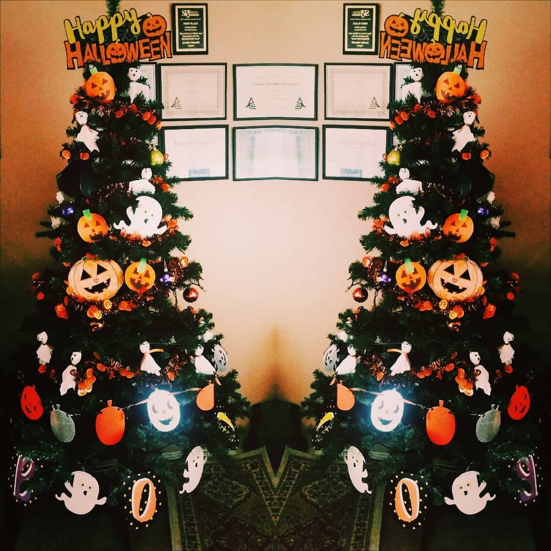 Eso sí, los fantasmas no pueden faltar en un terrorífico árbol de Halloween.