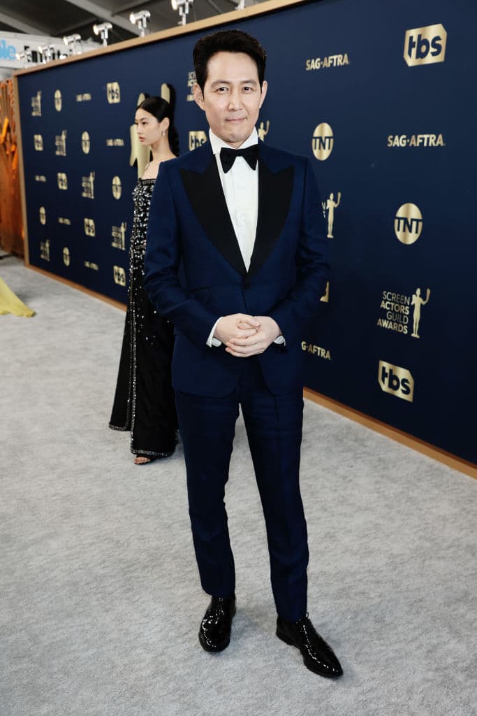 Lee Jung-jae, famoso por su protagónico en ‘El juego del calamar’, apareció por la alfombra roja de los SAG Awards con un tuxedo azul marino.