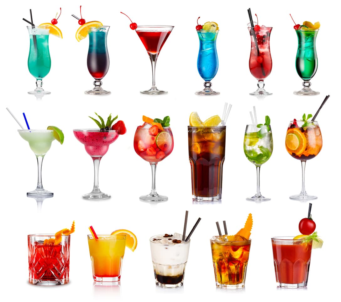 8.- Si estás buscando pérdida de grasa corporal lo más recomendable es que evites las bebidas alcohólicas que están llenas de calorías vacías e inician un proceso inflamatorio que nos dificulta adelgazar.