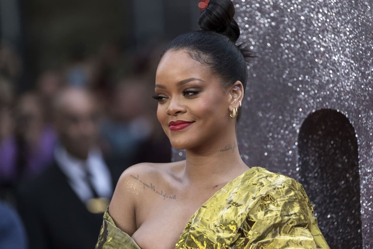 Mira cómo Rihanna se echa un elote en plena calle