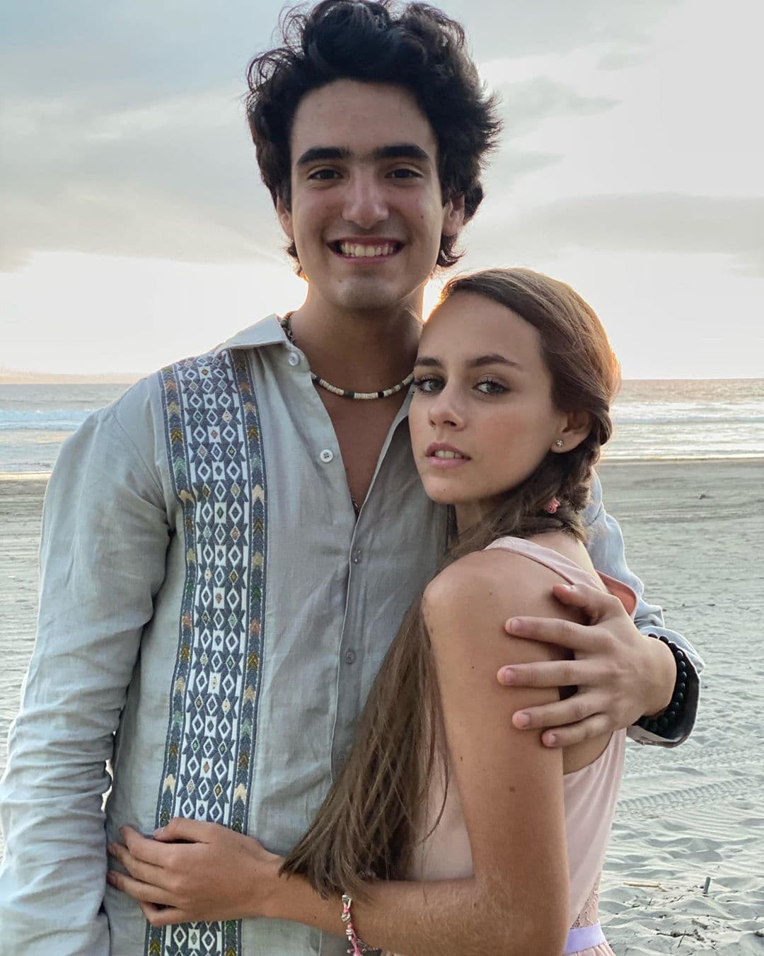Sebastián Poza y Azul Guaita se conocieron en las grabaciones de Soltero con hijas, donde también son pareja. Recientemente, los jóvenes afirmaron que el flechazo se dio tiempo después de conocerse, ya que su relación comenzó como una amistad.