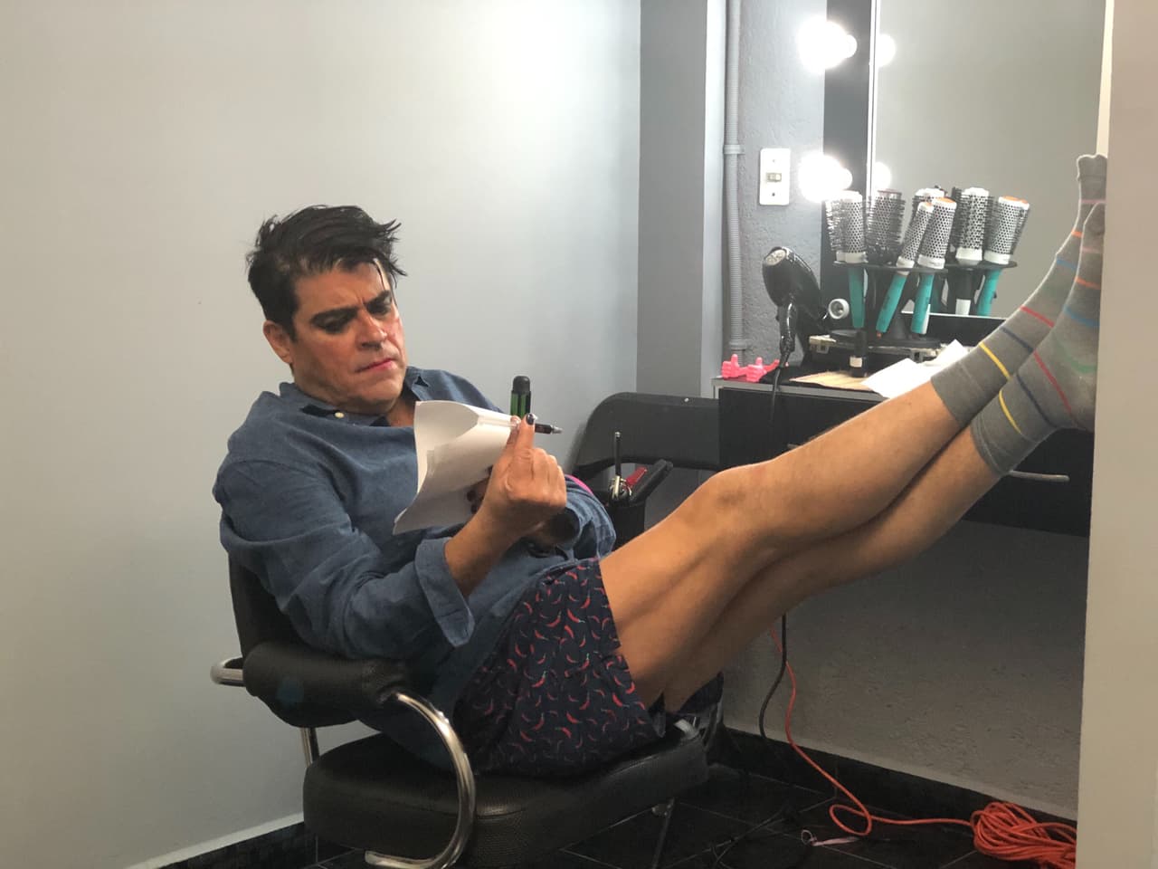 Desde el camerino, así encontramos al 'Burro' van Rankin estudiando sus líneas.