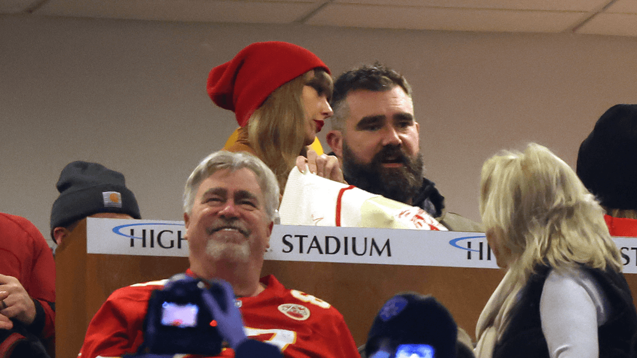 Taylor Swift y Jason Kelce, hermano de su novio Travis Kelce
