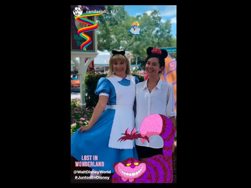 Camila Sodi posó junto a la protagonista de 'Alicia en el país de las maravillas'. “Perdida en el país de las maravillas”, escribió.