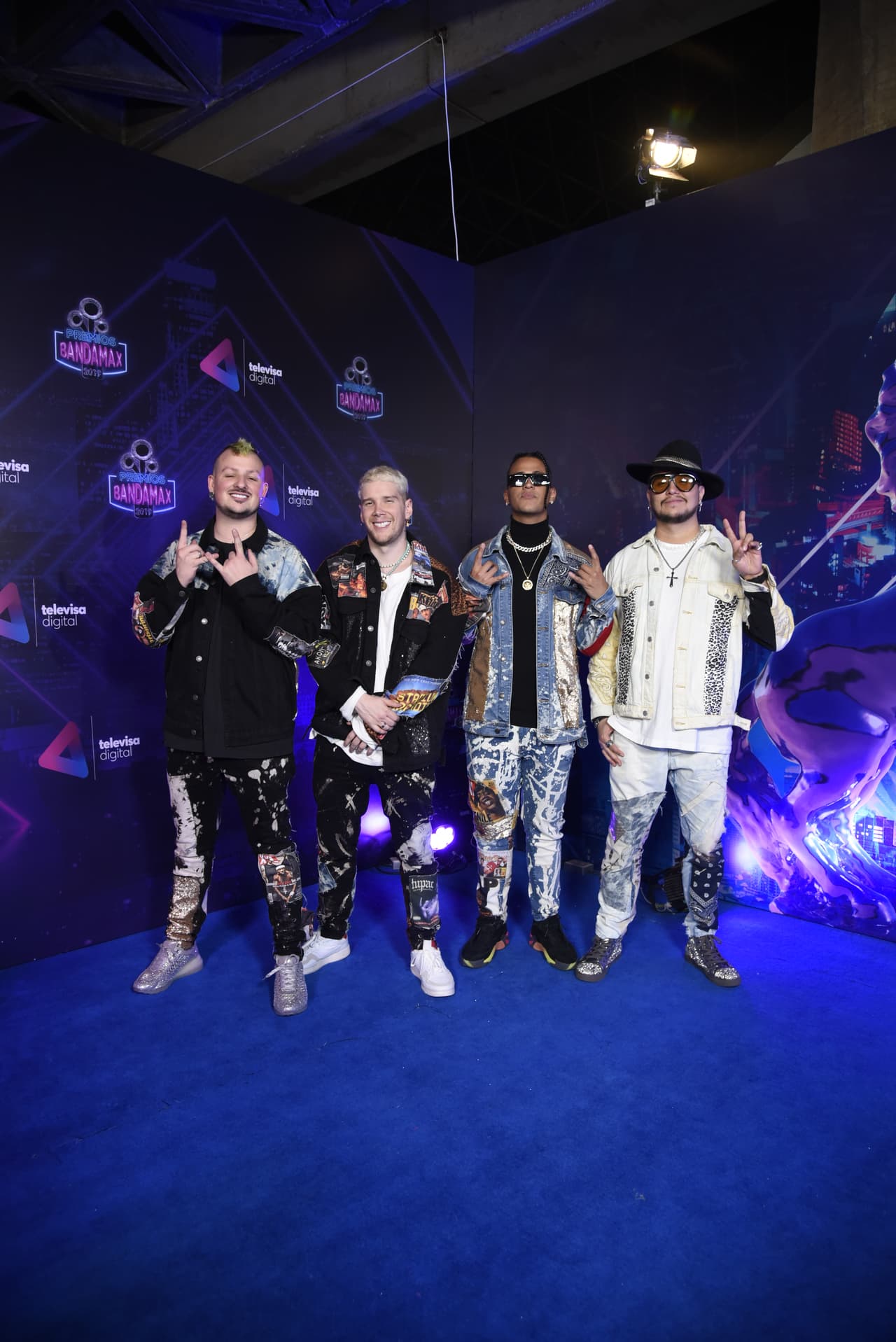 Piso 21 fue uno de los más ovacionados en su paso por la alfombra azul y aseguraron estar esperando con emoción compartir el escenario con Christian Nodal e interpretar la canción "Pa' olvidarme de ella".