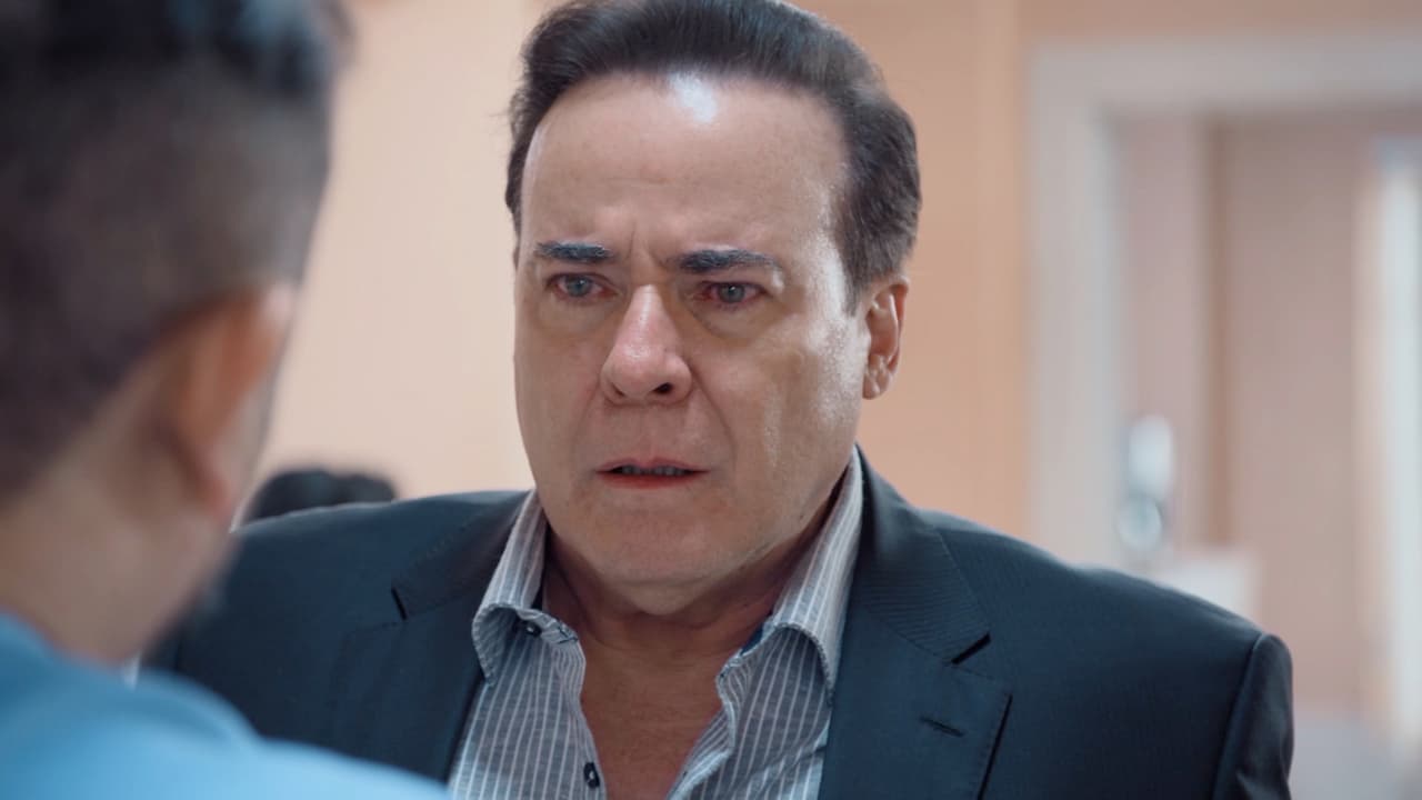 'Leopoldo' se impacta al saber que la mujer que ama acaba de fallecer.