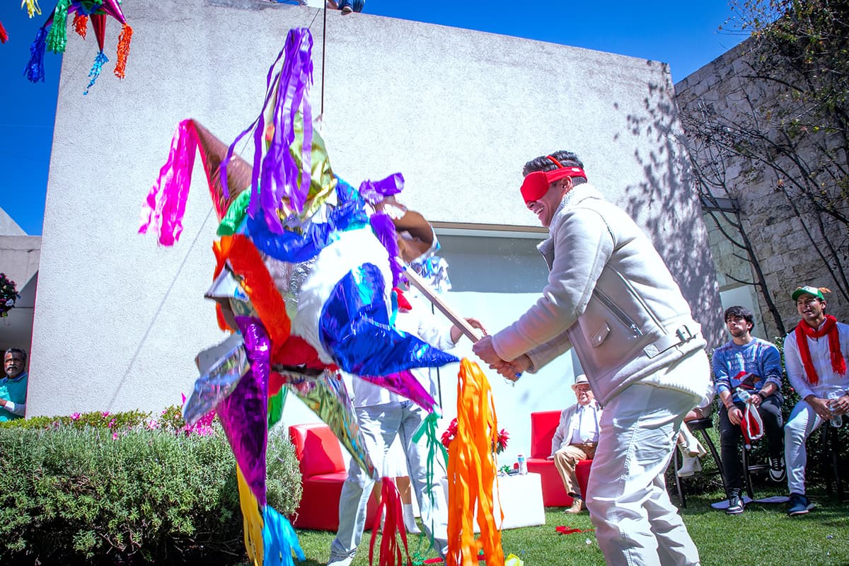 De sorpresa hubo piñata y Pepe Valdivieso le dio con todo.