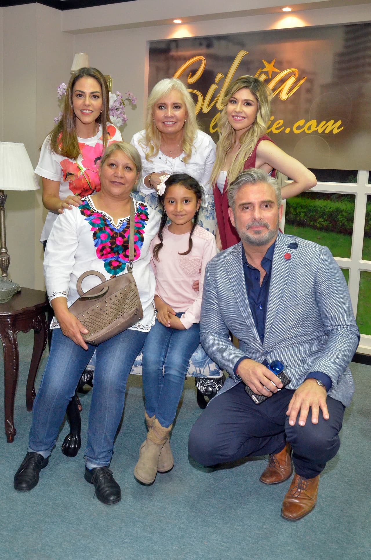 Carla Estrada, Nicole Vale, Adriana Nieto, Alberto Casanova y Harry Geithner inauguraron el set y convivieron con los asistentes a la presentación de Silvia Pinal frente a ti.