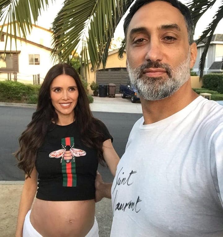 En junio de este año, tras meses de especulaciones por fotos borradas en Instagram y otros indicios, Marlene Favela confirmó que estaba separada de George Seely con quien tuvo a su hija Bella. Tras confirmar la ruptura, aclaró que no se separó porque ella quisiera volver al trabajo en televisión y que no hablaría mal del padre de su hija. Remató con que ella se haría cargo sola de todo lo que tuviera que ver con la pequeña. Aún quedan dudas de los motivos que causaron el término de la relación.