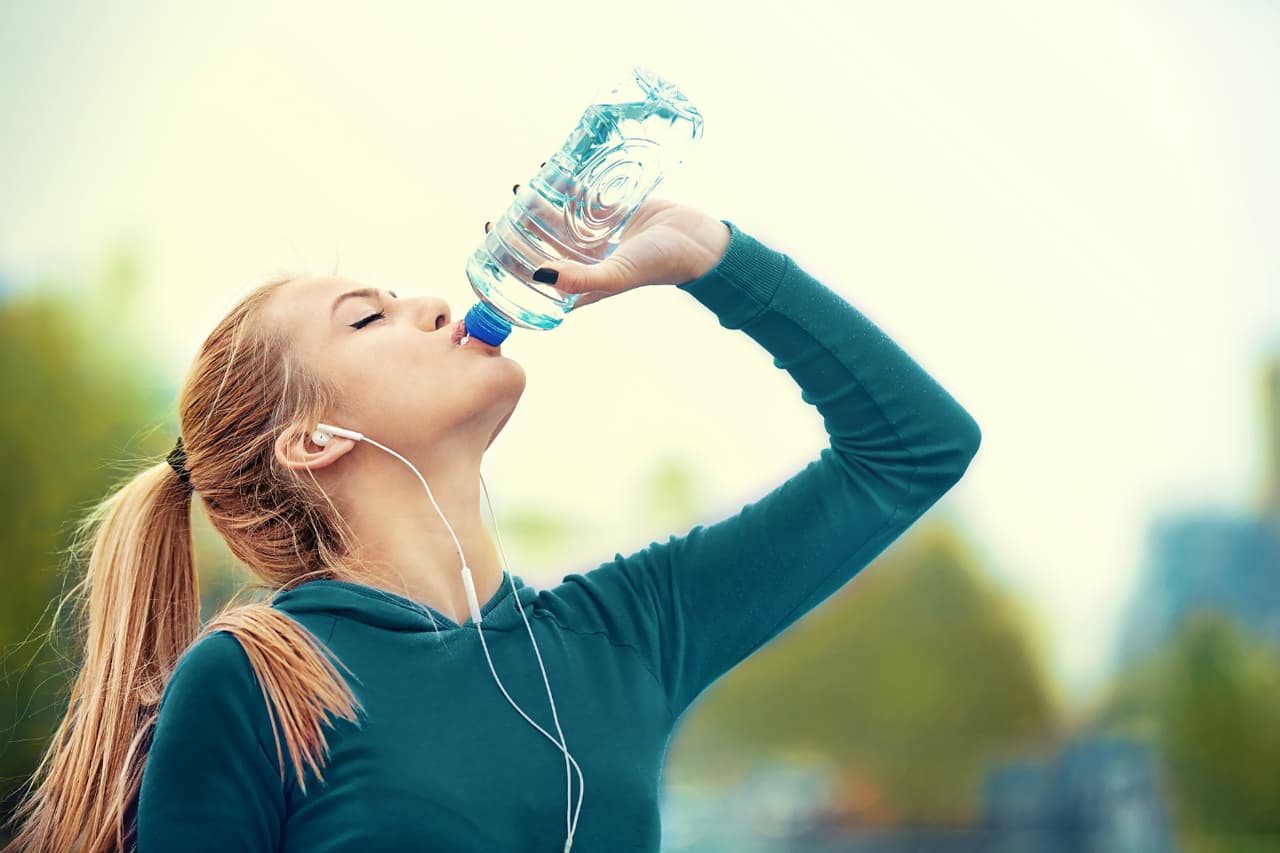 Agua. Tomar agua ayuda a prevenir la distensión abdominal. Además, alivia el estreñimiento y los gases.