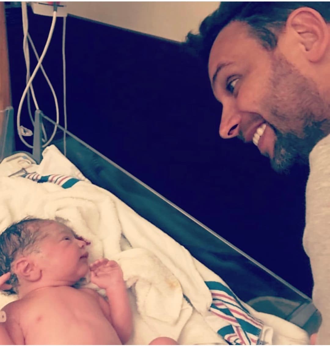 Por su parte, Borghetti también utilizó sus redes para rememorar el nacimiento de su tercer hijo, pues además de Gia es padre de Santino, fruto de la relación que mantuvo con Grettell Valdez en el pasado, y aprovechó para agradecer a Ramírez por "cocinarlo tan bien".