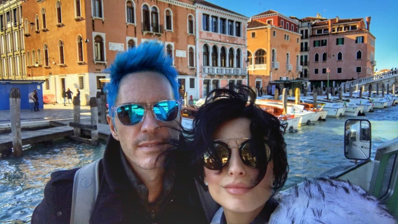 ¡Aislinn Derbez roba miradas con su avanzado embarazo!