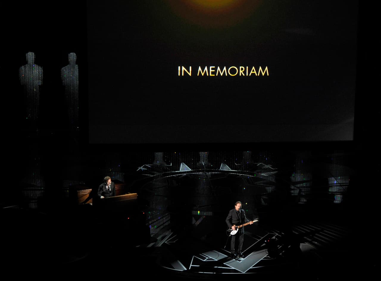 Eddie Vedder rindió tributo a las estrellas que murieron en 2017.