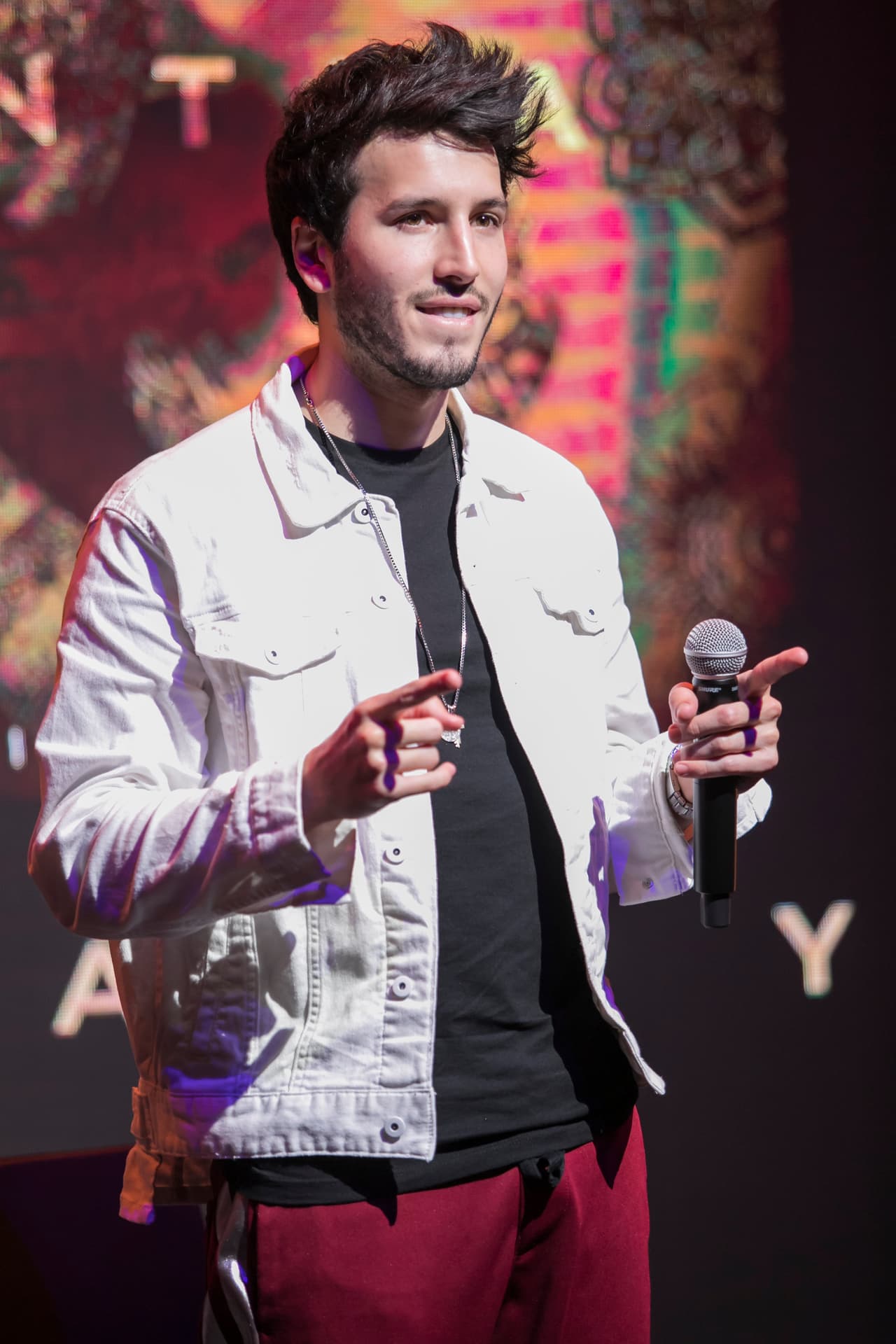 Su carrera inició en 2013 en su natal Colombia y en el género de la balada; pero fue en 2015 cuando se arriesgó con la música urbana.
