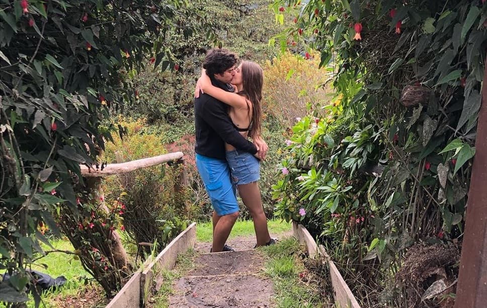 Michelle Renaud y Danilo Carrera confirman su noviazgo tras supuestamente ser fotografiados besándose