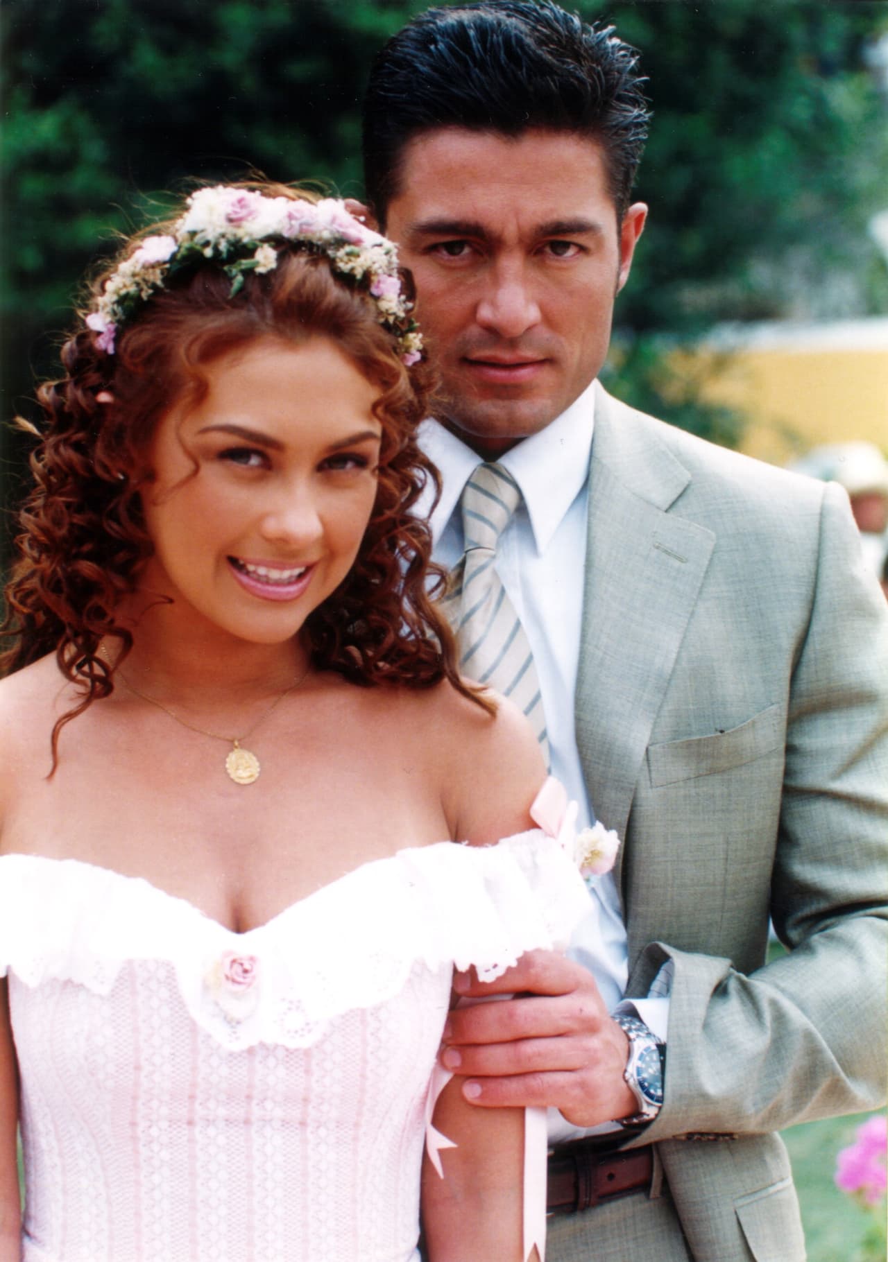 A pesar de que ninguno de los dos lo confirmó, los programas de espectáculos señalaron que Aracely sostuvo un romance con Fernando Colunga cuando protagonizaron la telenovela ‘Abrázame muy fuerte’ en el año 2000.