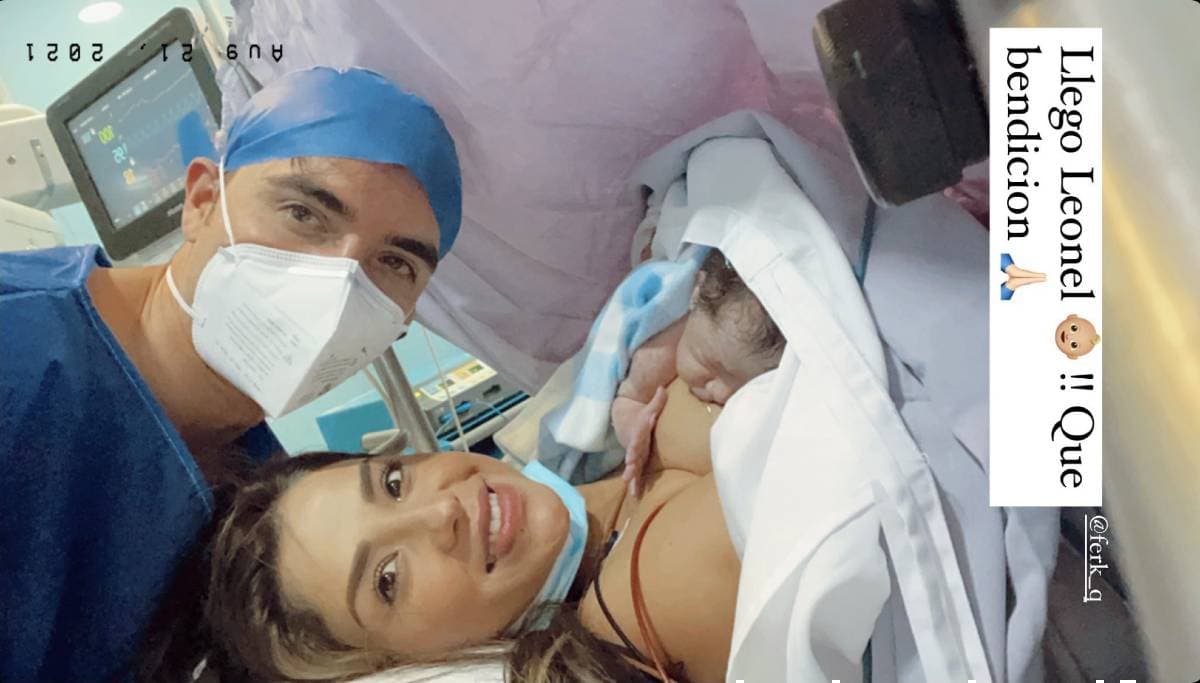 A través de sus historias de Instagram, los orgullosos padres compartieron una serie de imágenes en las que se observa al bebé profundamente dormido, ya sea en los brazos del modelo, de la actriz o incluso en su cunero.