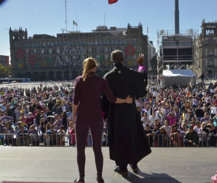 Una sesión de Naam Yoga, a cargo del doctor Joseph Michael Levry, se impartió gratuitamente en el Zócalo de la CDMX.