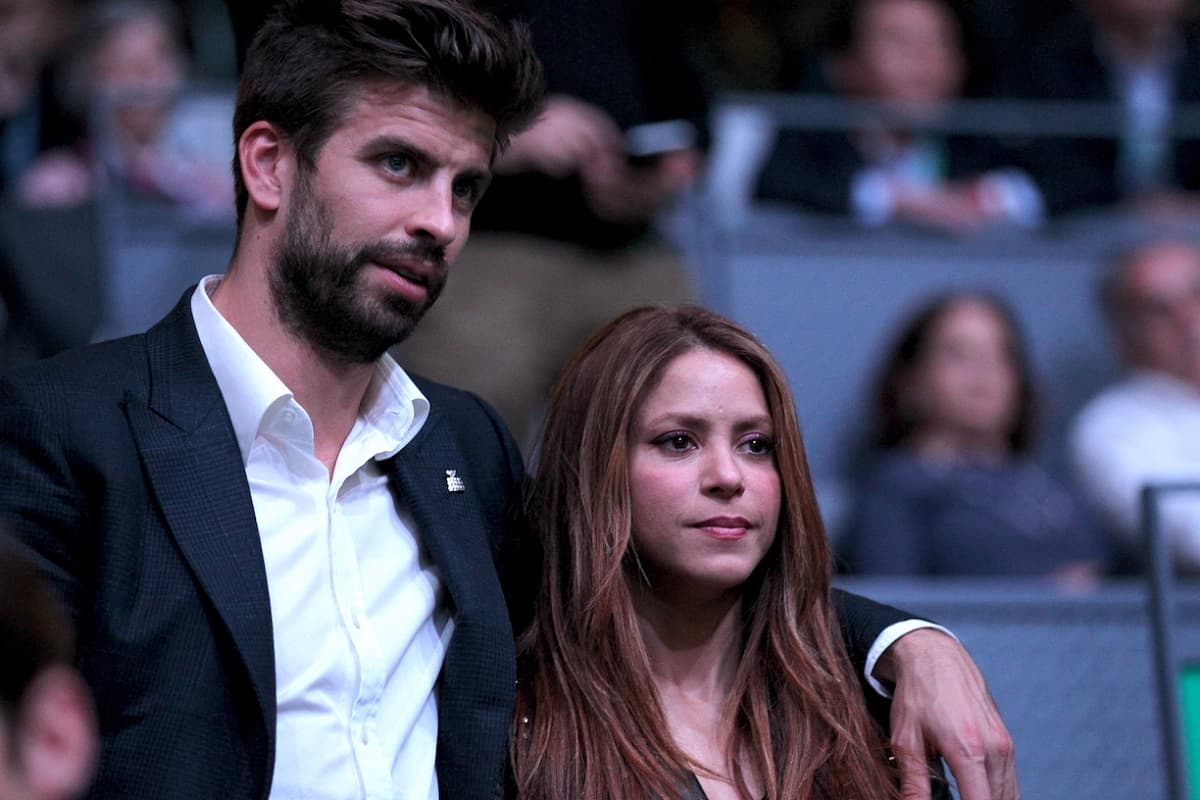 Shakira y Piqué llegan por separado a Barcelona