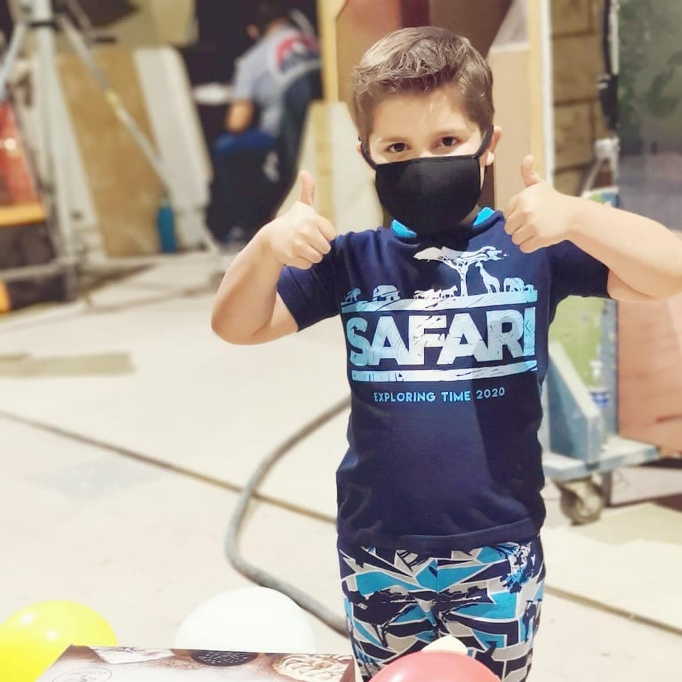 "Mi cumpleaños fue el 30 de abril y fue diferente, qué emoción que se acordaron y me hicieron este festejo. Me siento muy contento de tener tantas familias, de sangre y de corazón, frente y detrás de cámaras. ¡Los quiero mucho! Gracias de verdad”, dijo en su cuenta de Instagram.