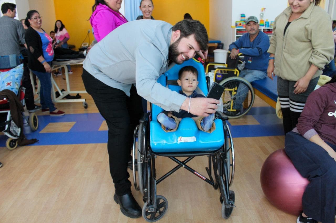 El Fantasma apadrina a un pequeño en sus estudios y rehabilitación física