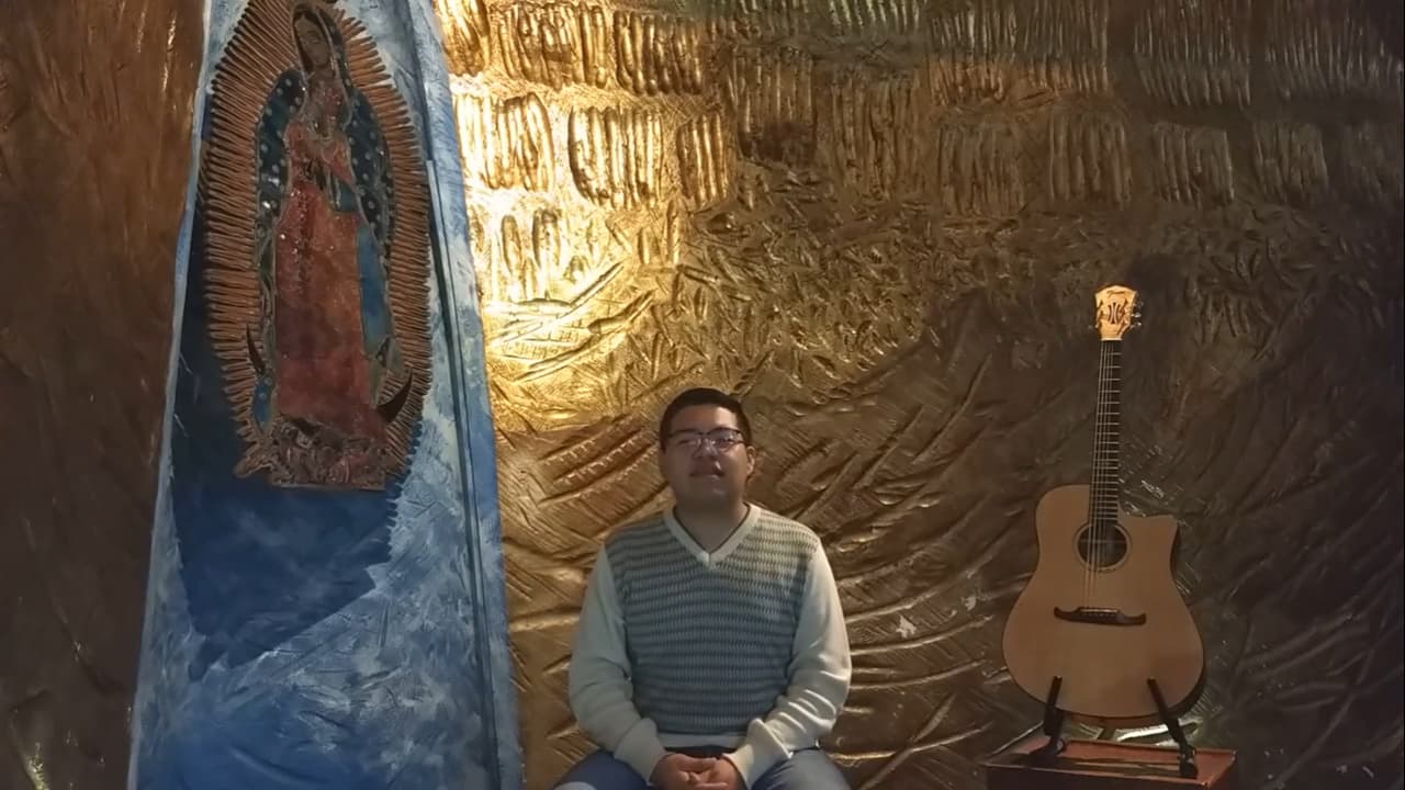 En YouTube, circula una grabación en la que aparece cantando el ‘Ave María’, dejando claro que aunque pasen los años, él sigue conservando su privilegiada voz.