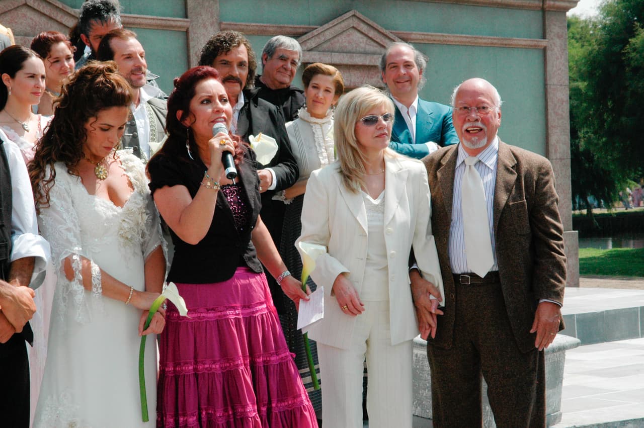 Actores como Sebastián Rulli y Marcelo Córdoba, además de las productoras Rosy Ocampo y Carla Estrada, contaron a Las Estrellas cómo fue trabajar con la escritora.