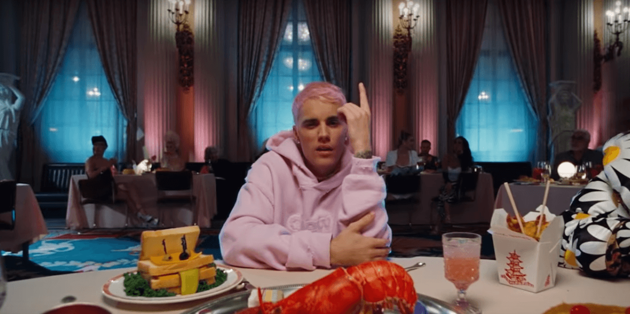 Justin Bieber esrena nuevo el videoclip de “Yummy” en un extraño y colorido festín