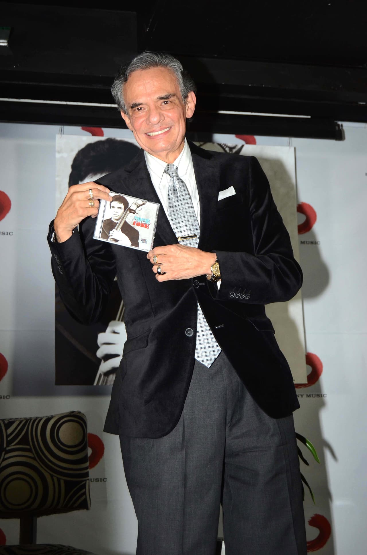 Aunque parecía que ‘El Príncipe de la canción’ ya había superado todo, su salud se vio mermada una vez más ahora en 2001 por un derrame pleural que sufrió mientras graba el disco 'Tenampa', su última grabación original y por la que fue duramente criticado por el deterioro de su voz.