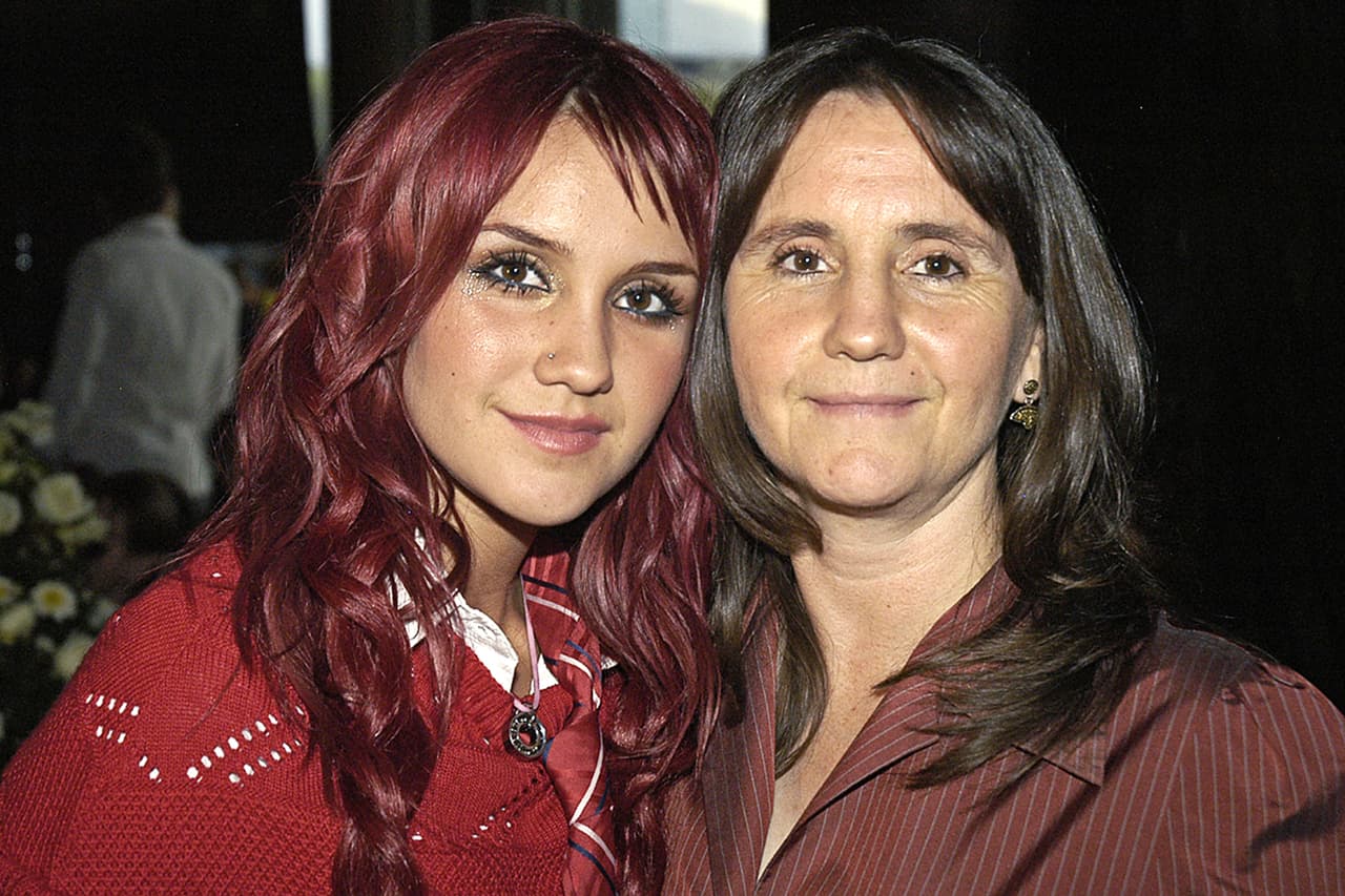 Dulce María es el clon de su madre Blanca Saviñón. Solo es necesario ver una foto de la exRBD junto a su mamá para confirmar que tienen el mismo tipo de ojos, nariz y boca.