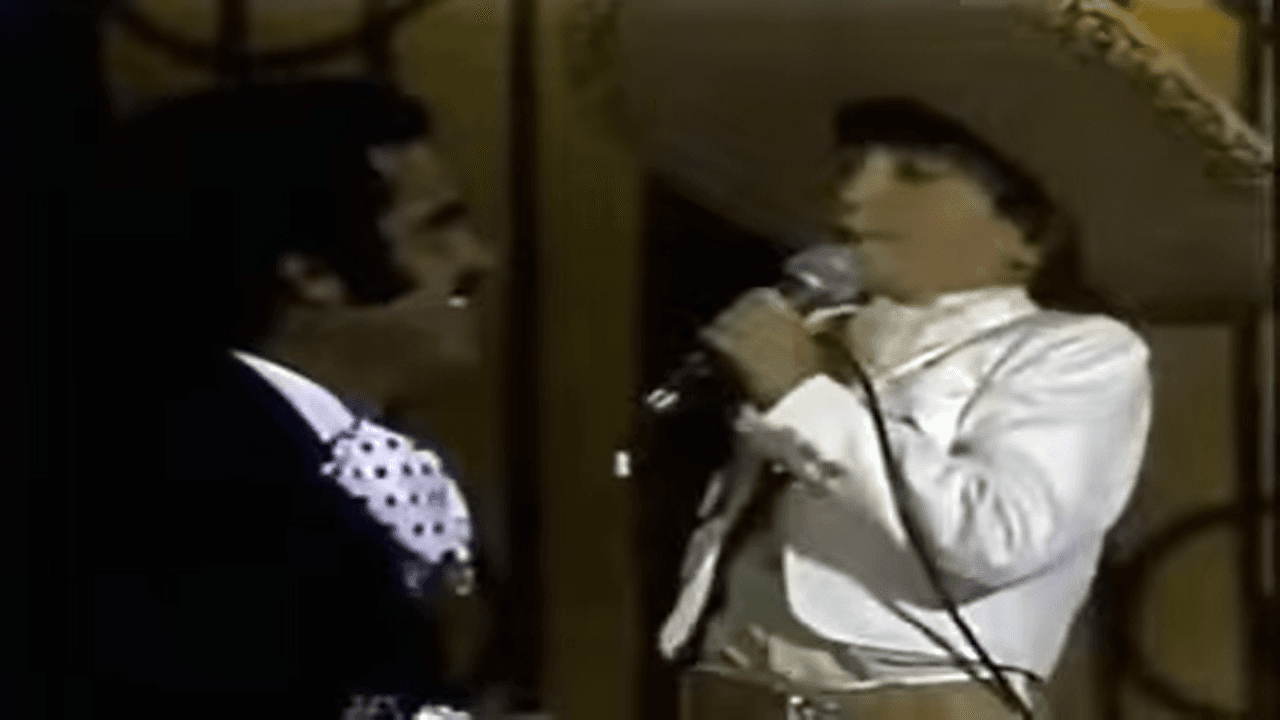 Poco a poco, Alejandro Fernández logró vencer la vergüenza y cantó como nunca antes, con tan solo cinco años, junto a su famoso padre, dejando a los espectadores con la boca abierta. “Tengo muchísimos recuerdos a su lado, pero uno de los mejores es cuando canté con él por primera vez, se me olvidó la canción y me reconfortó”, comentó ‘El Potrillo’ hace algunos años.