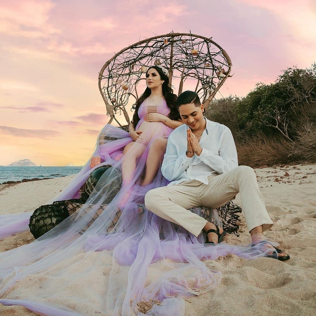 El 26 de abril de 2019 Kimberly Loaiza anunció que tendría a una niña y posteriormente en compañía de su pareja realizó una fiesta para celebrar la llegada de la pequeña.