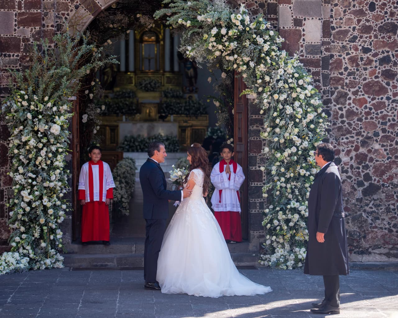 La novia llegó a la iglesia acompañada de 'Don Alberto', encargado de entregarla al altar.