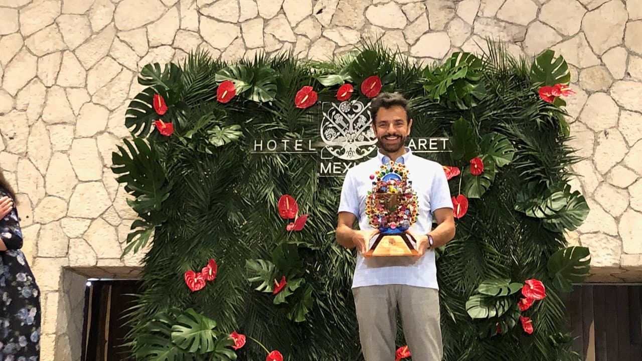 Eugenio Derbez recibe un reconocimiento por su trayectoria en cine y TV por los Premios Platino, en Xcaret, Riviera Maya.