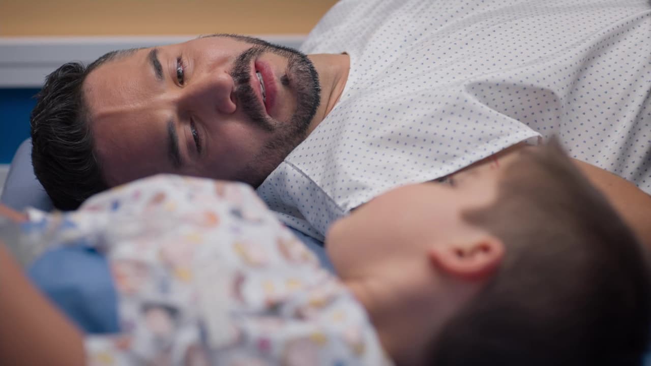 ‘Pedro’ se interna para realizar la donación de médula, cuando trasladan a ‘Nico’ al quirófano, se encuentra con su donador, quien le expresa que lo quiere.