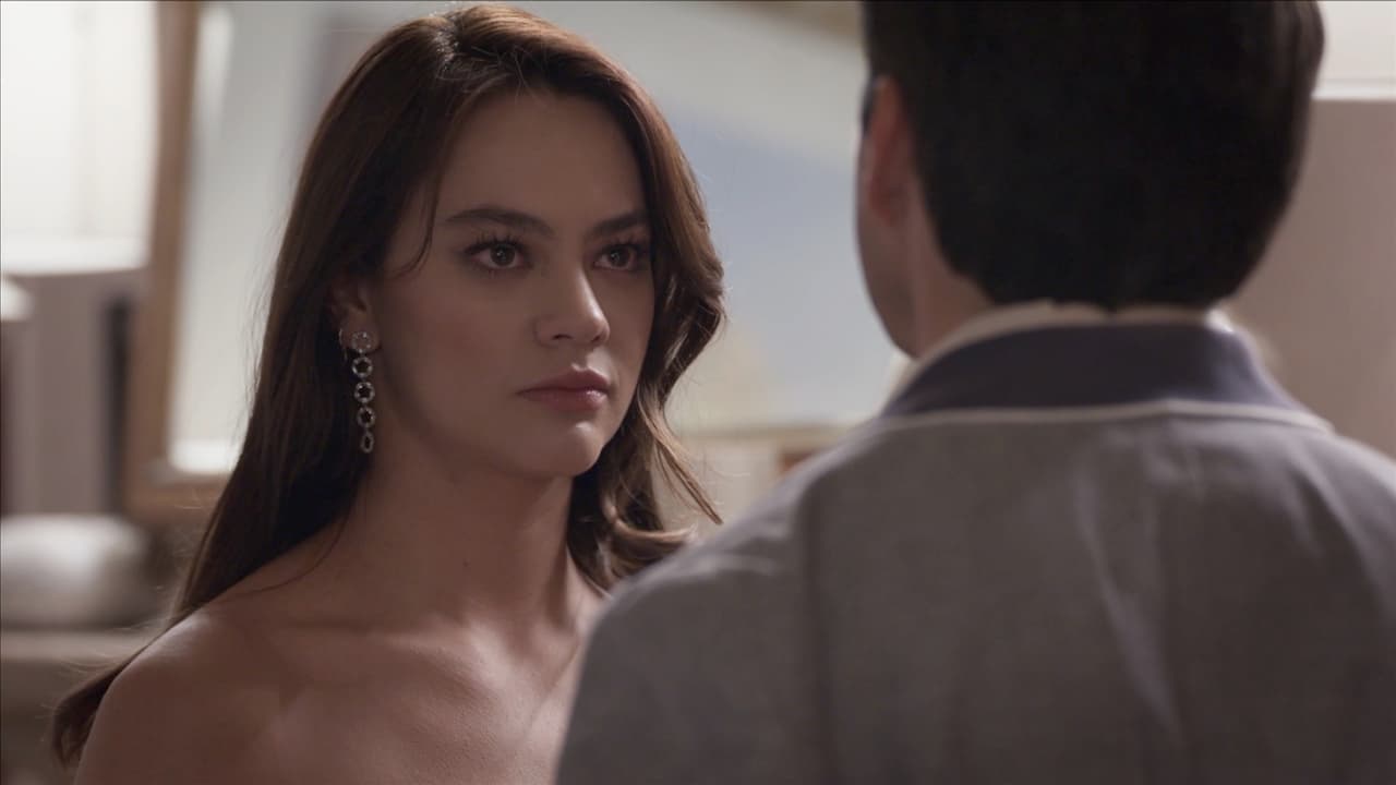 Así que 'Diego' le pide a 'Claudia' quitarse la ropa; ella se desnuda.