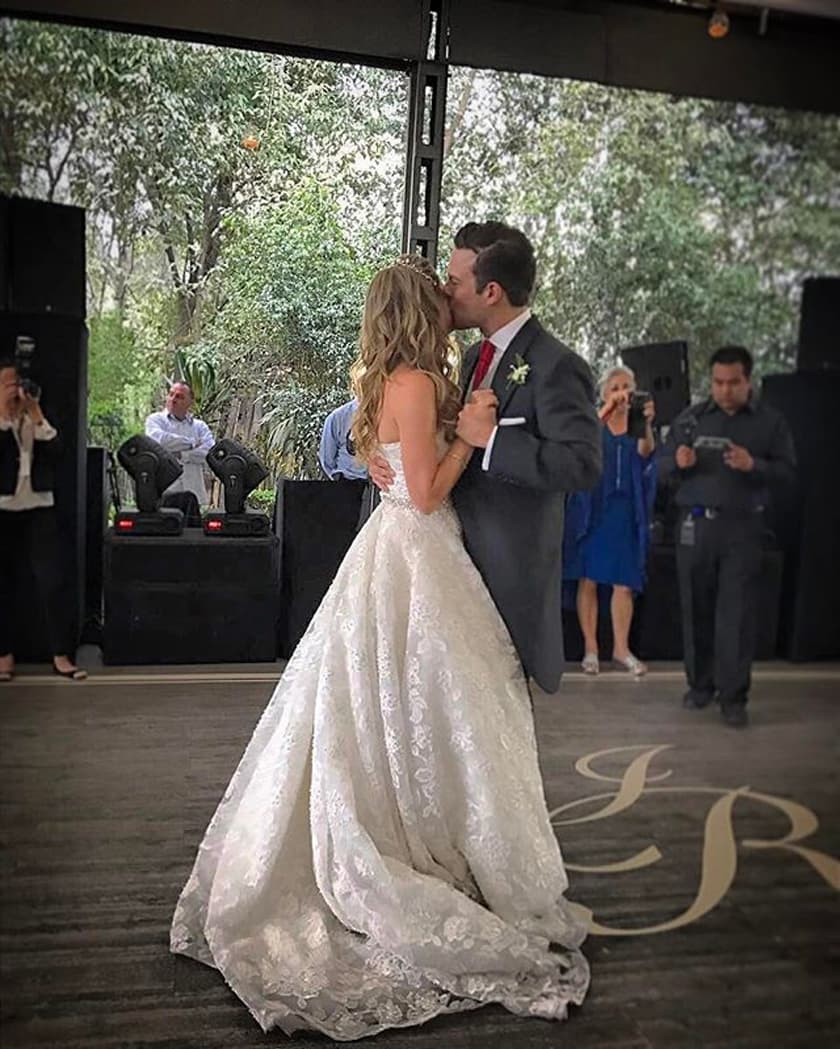 La boda religiosa se realizó el 11 de marzo de ese año en el Jardín Versal de Lomas Altas, reuniendo a sus amigos y familiares más cercanos como Luz Elena González, Odalys Ramírez, Patricio Borghetti, Carmen Becerra, Jorge Salinas, Elizabeth Álvarez y Haydee Navarra.
