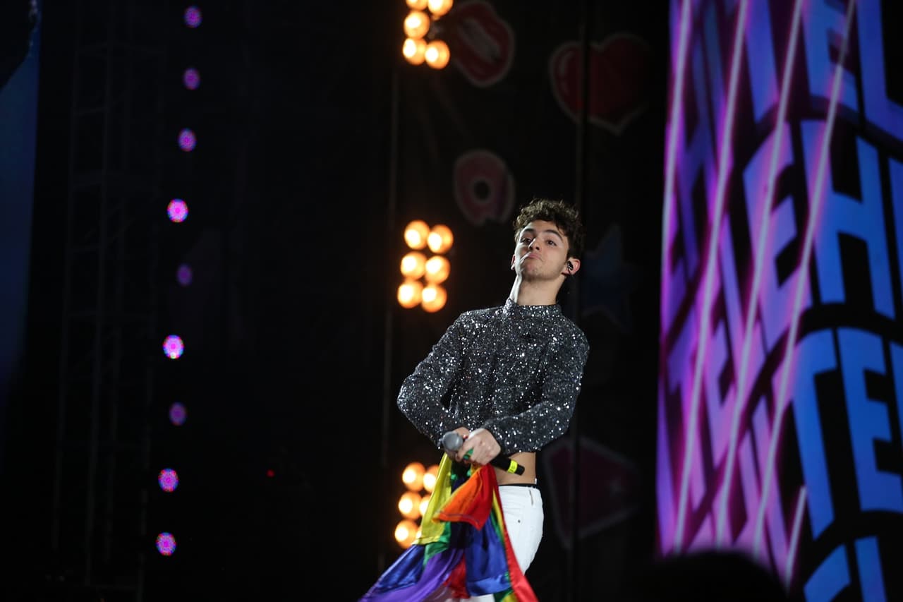 Joaquín Bondoni tomó con orgullo la bandera multicolor de la comunidad LGBTTTIQ+.