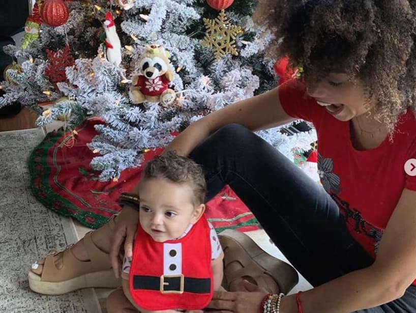 Junto al pequeño Tadeo, Brenda Kellerman mostró un poco de la decoración navideña de su hogar.