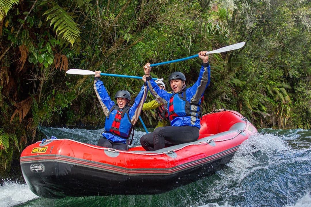 Continuando con las actividades extremas, Jacky y Martín practicaron Rafting en Rotorua, donde está ubicada la cascada más alta para cruzar en balsa.