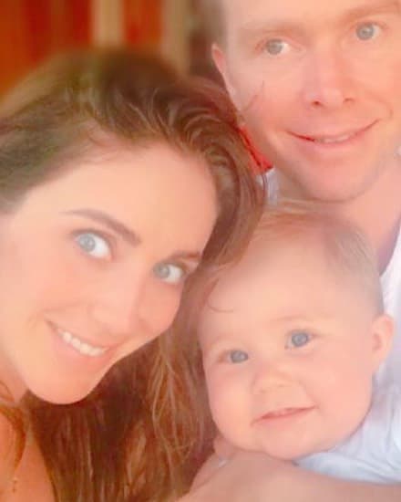 Como buen esposo orgulloso, Manuel Velasco presumió a principios de 2018 una hermosa fotografía, en la que aparece junto a la cantante y el pequeño Manu y para la que la también actriz posó sin gota de maquillaje. “Espero que hayan tenido un domingo familiar en este inicio del 2018, un año de retos, objetivos y metas. ¡Les mando un abrazo!”, anotó en aquel entonces el político mexicano.