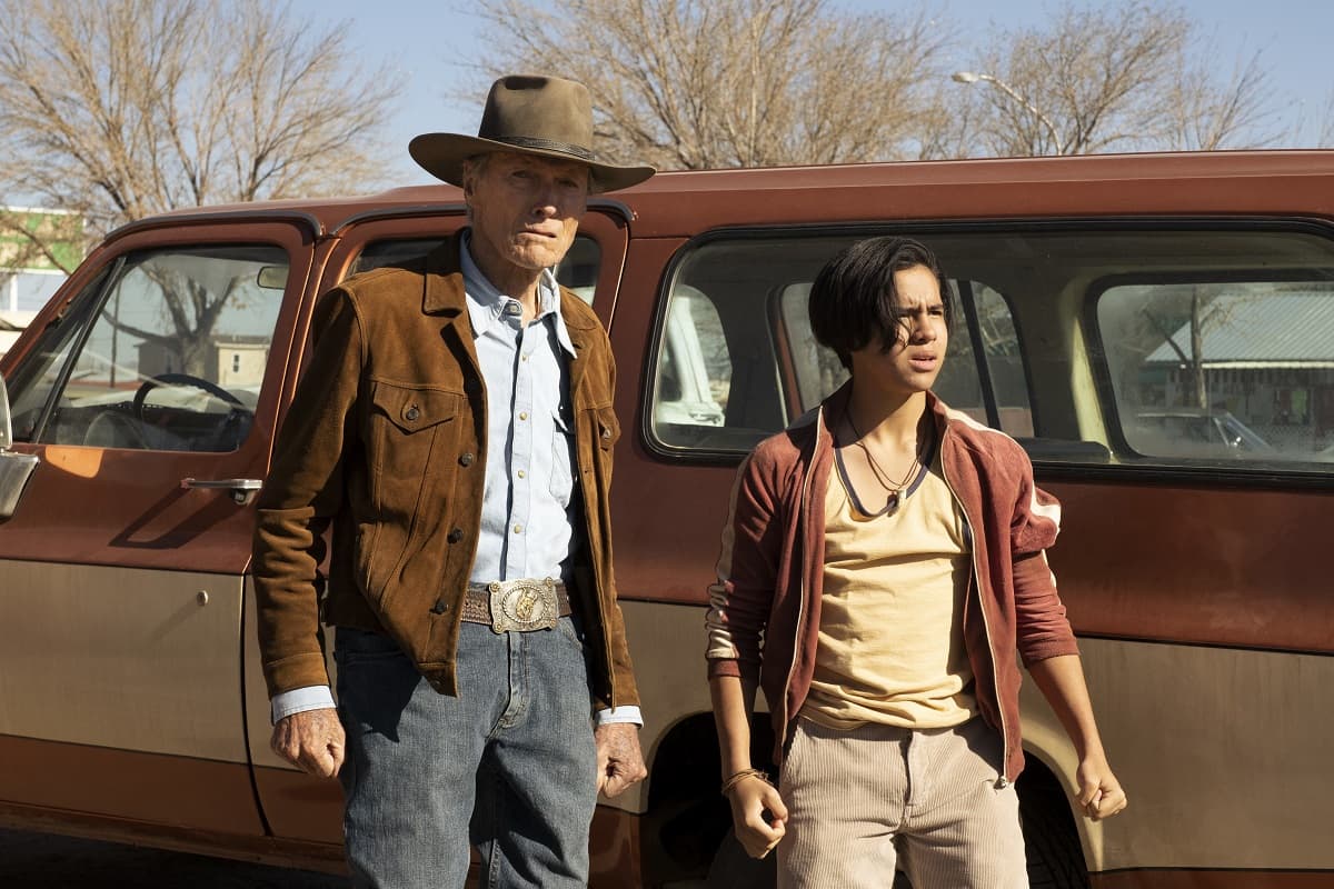 ‘Cry Macho’ cuenta la historia de ‘Mike Milo’ (Clint Eastwood), una exestrella de rodeo y criador de caballos quien acepta un trabajo con su exjefe, el cual consiste en traer al hijo de éste desde México. Forzados a tomar rutas alternas en su camino a Texas, la extraña dupla enfrenta un viaje inesperadamente desafiante, durante el cual el desencantado jinete encuentra conexiones sorpresivas y su propia redención.