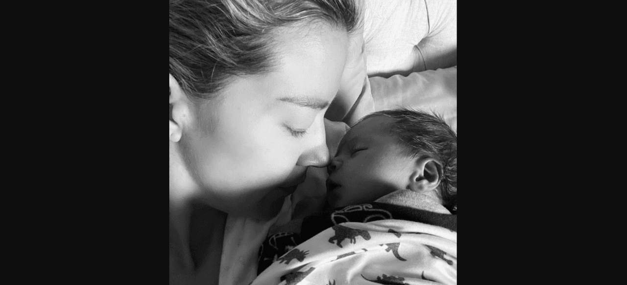 Días antes de destapar que no todo en la maternidad ha sido miel sobre hojuelas, Fernanda Castillo conmovió al publicar una foto cargando a su hijo, con quien coordinó atuendos y ambos lucieron suéteres de nubes.