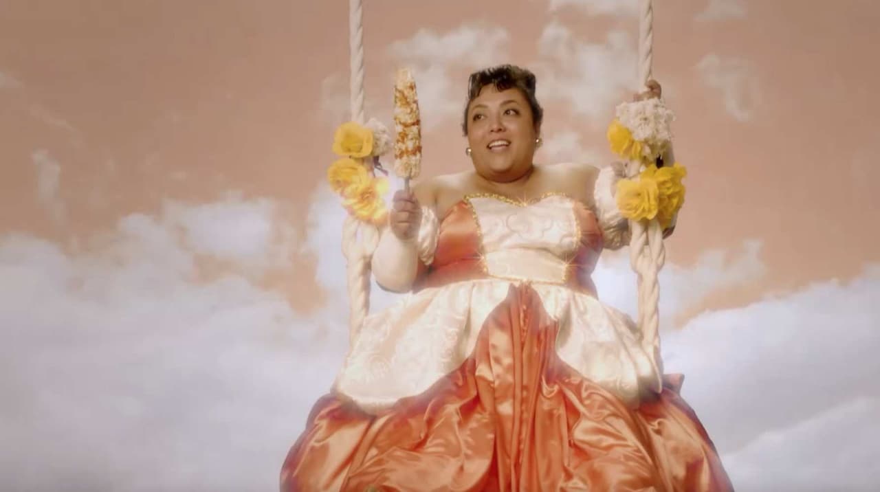 Esta misma temporada, Toña soñó con sus XV años, vestida en un atuendo rosa sobre un columpio.