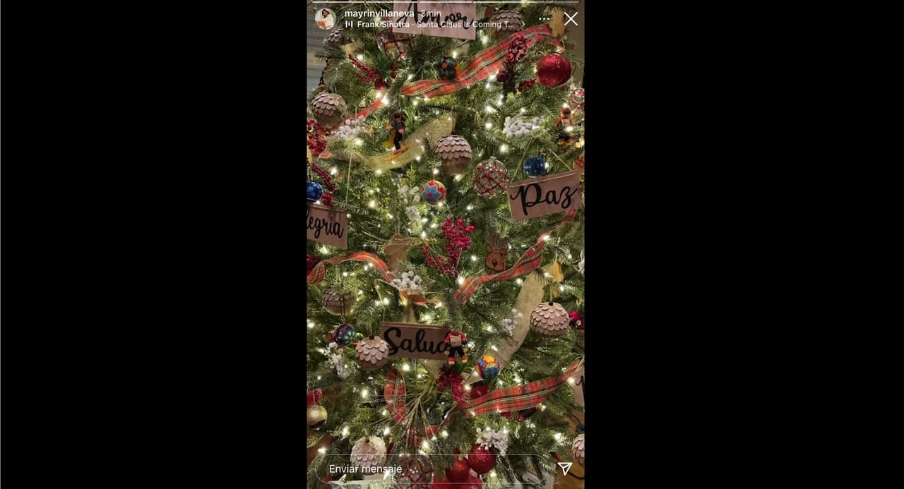 Mayrín Villanueva muestra su árbol de Navidad.